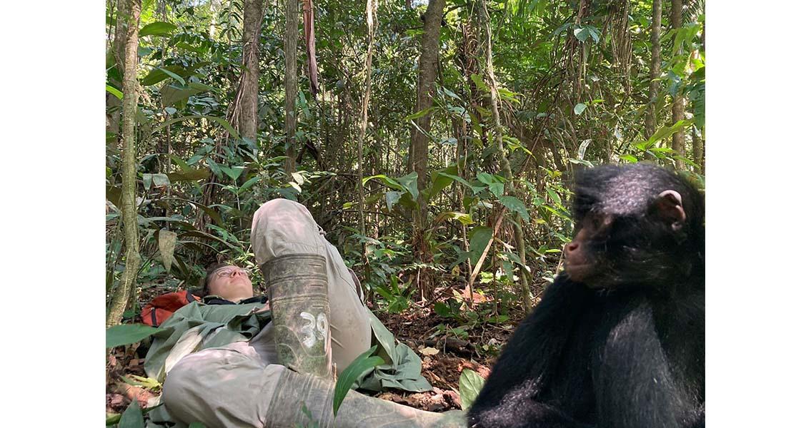 femme allongée avec un gorille assis à côté