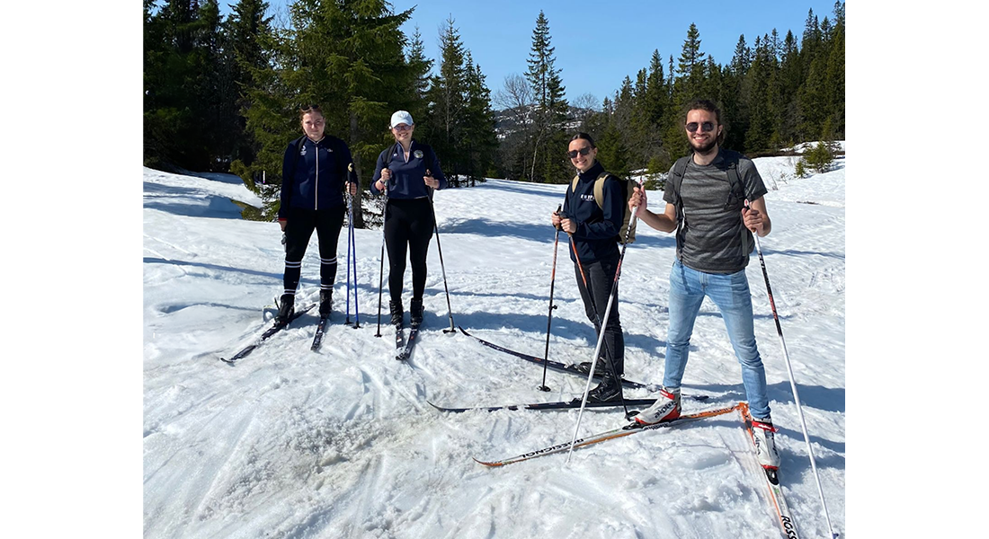 Quatre étudiants en train de faire du ski en Norvège