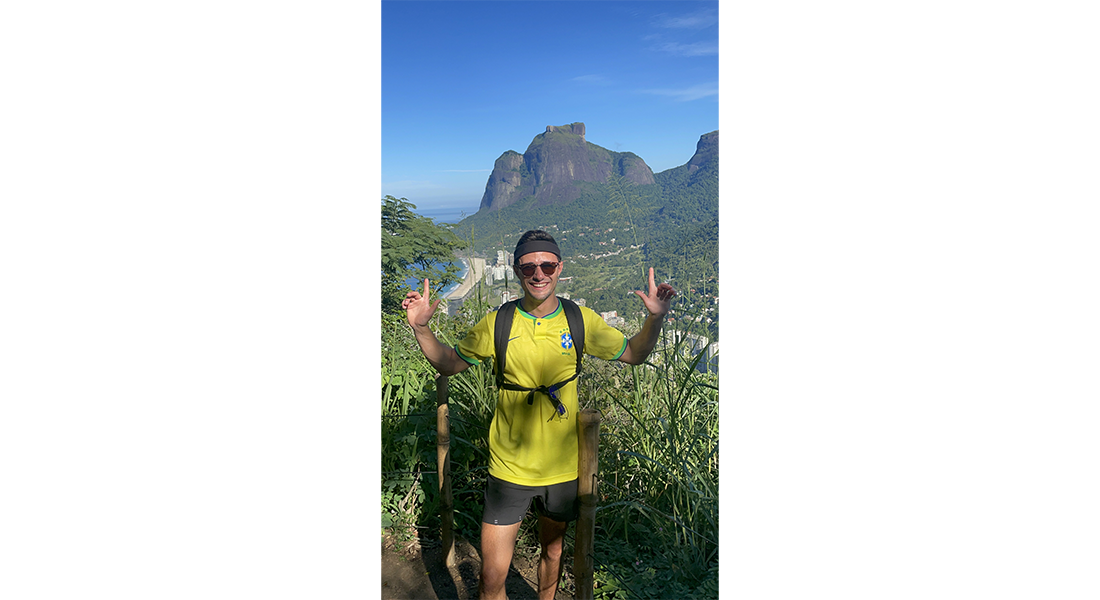 Un étudiant au mont du Pain de Sucre (butte isolée au milieu d'une plaine d'érosion/roches granitiques) à Rio de Janeiro