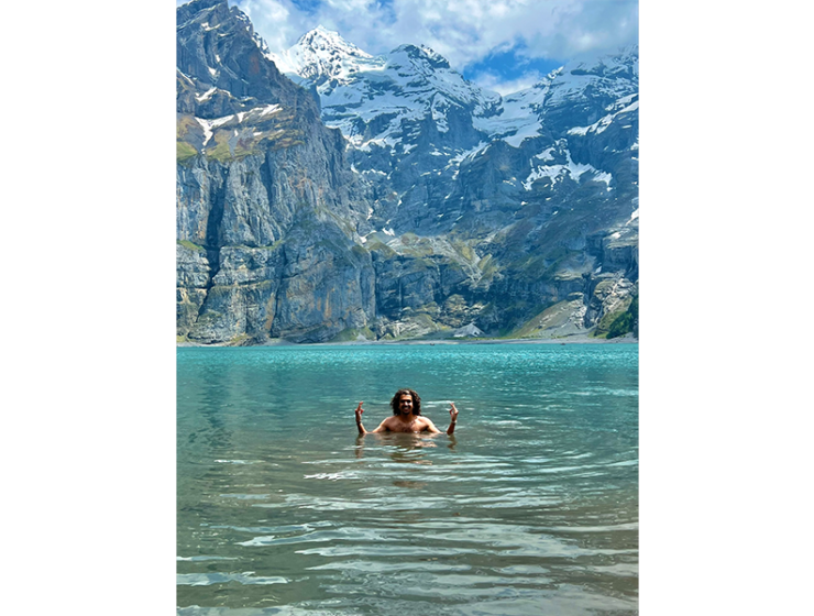 Un étudiant au lac d'Oeschinen dans le village de Kandersteg en Suisse (classé au patrimoine mondial de l'Unesco)