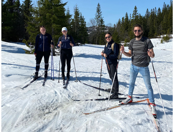 Quatre étudiants en train de faire du ski en Norvège