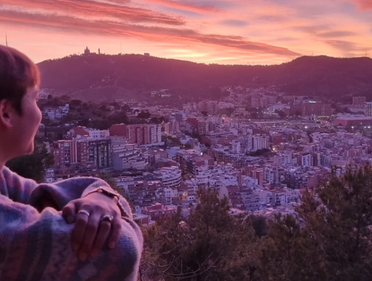Une étudiante devant un coucher de soleil à Barcelone en Espagne