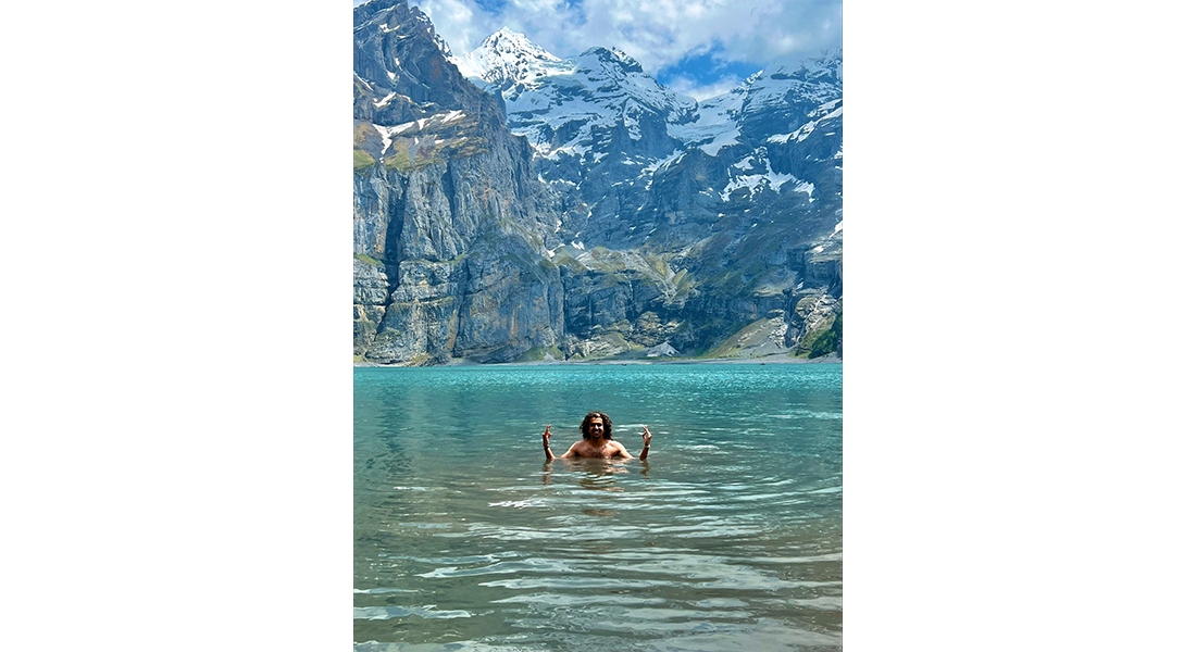 Un étudiant au lac d'Oeschinen dans le village de Kandersteg en Suisse (classé au patrimoine mondial de l'Unesco)