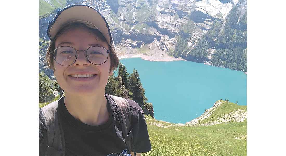 Un étudiant au lac d'Oeschinen dans le village de Kandersteg en Suisse (classé au patrimoine mondial de l'Unesco)