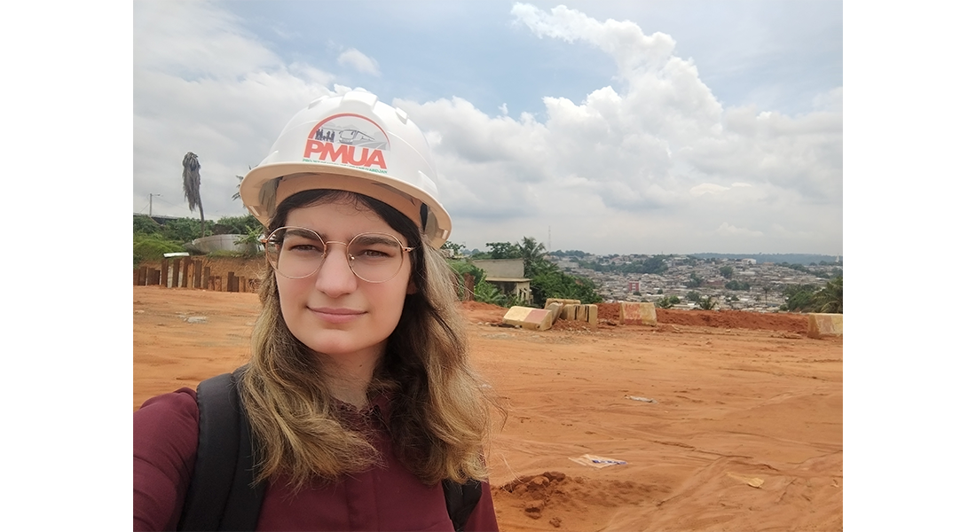 Un étudiante sur chantier en Côte d'Ivoire