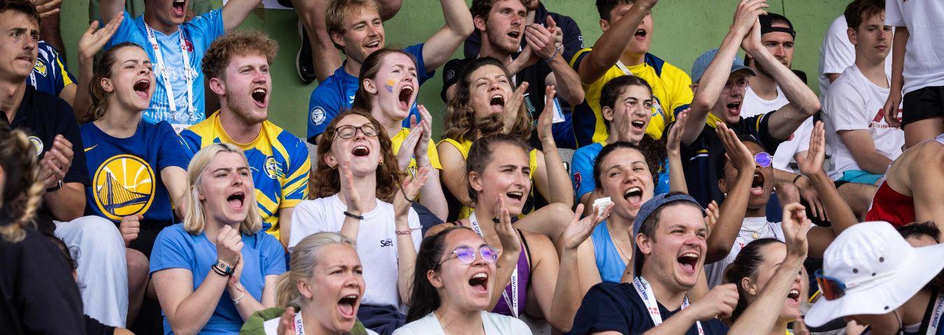 les supporters de l'équipe de rugby de l'ENTPE, applaudissant dans les gradins
