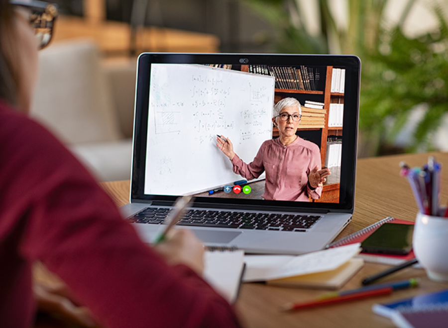 une étudiante devant un cours en ligne