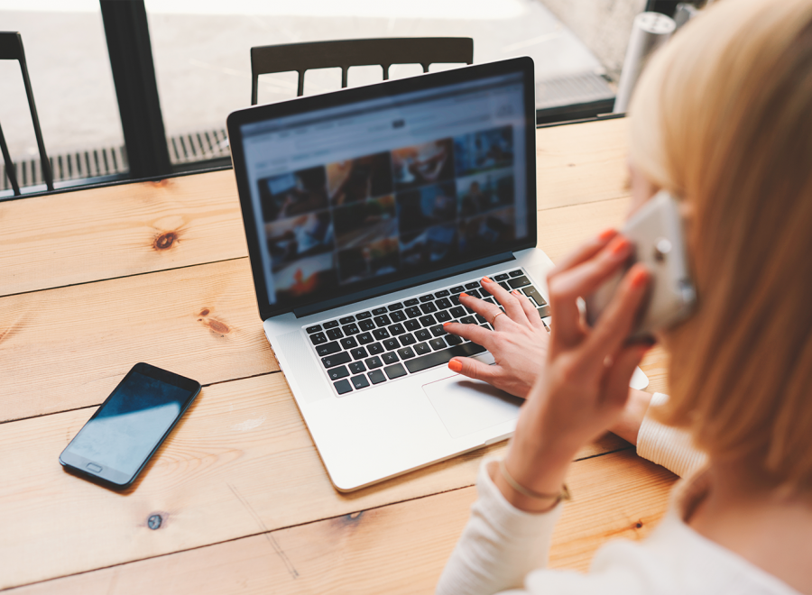 étudiante au téléphone devant son ordinateur