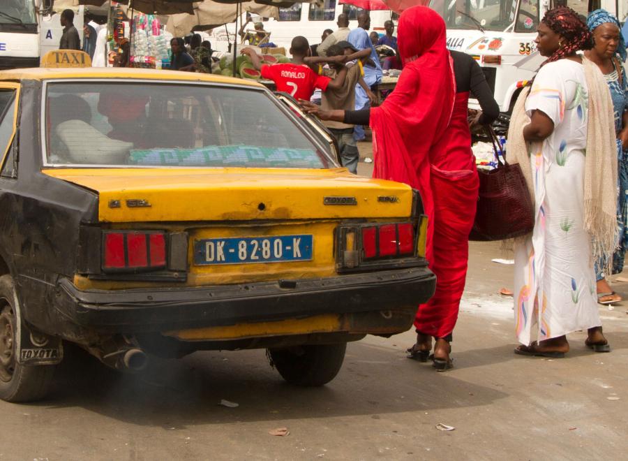 Les taxis clandos de Dakar : illégaux mais essentiels ?