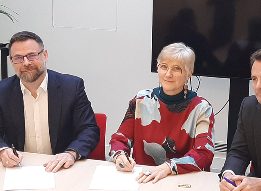 Signature partenariat Christophe HUG, directeur général adjoint VINCI Construction - Cécile DELOLME , Directrice de l’ENTPE - Marc BOURON, directeur général adjoint VINCI Construction