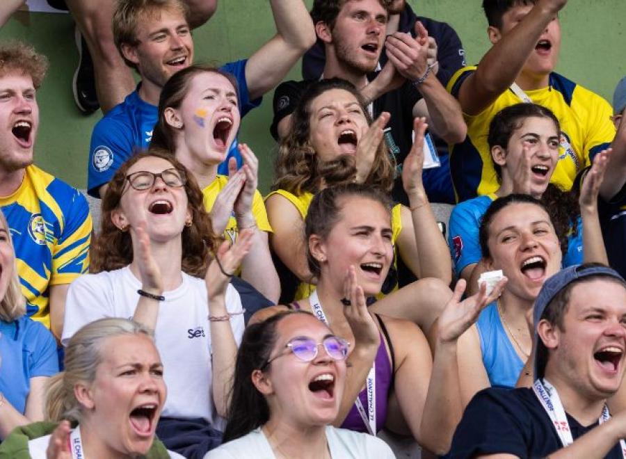 les supporters de l'équipe de rugby de l'ENTPE, applaudissant dans les gradins