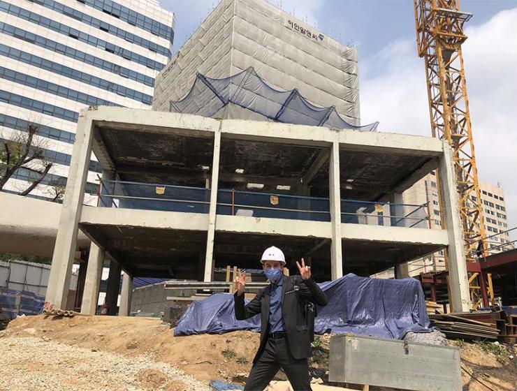Homme devant un bâtiment en construction