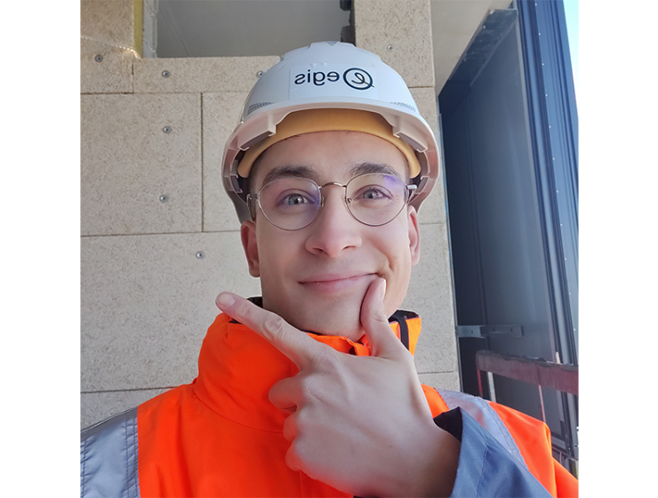 Un étudiant en tenue de chantier à Lyon